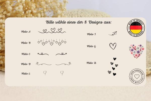 Auswahltafel mit 8 verschiedenen Designmotiven zur Personalisierung. Oben steht der Text „Bitte wähle eines der 8 Designs aus“. Die Motive reichen von Herzen, die auf einer Linie platziert sind (Motiv A), über hängende Herzen (Motiv B), bis zu Blumenherze